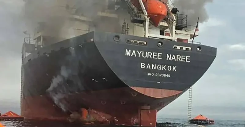 زورق إيراني يستهدف سفينة تجارية قبالة عُمان