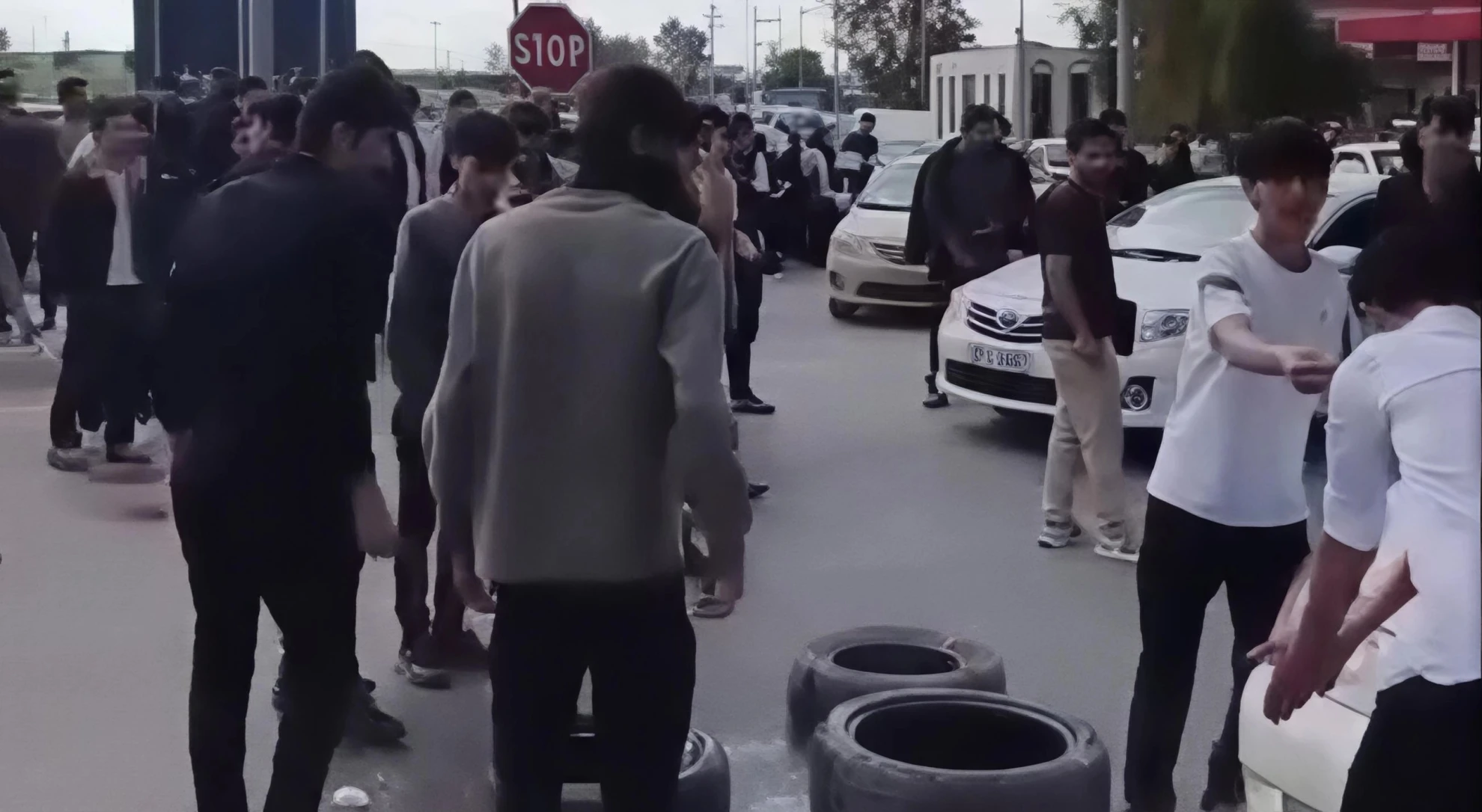 السليمانية.. طلبة السادس الإعدادي يقطعون طريقاً حيوياً احتجاجاً على "صعوبة المنهاج" (فيديو)