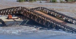 المياه تدمر جسراً تقطع طريقاً حيوياً في صلاح الدين