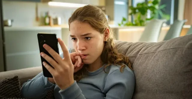 تحذير من خوارزميات تستهدف المراهقات بمحتوى الاكتئاب وإيذاء النفس