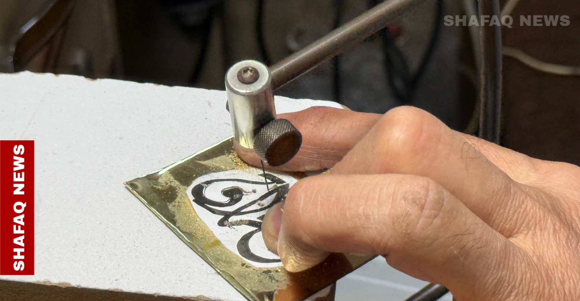 مهنة نادرة.. أربيلي يدمج الذهب والخط العربي بقطع فريدة (صور)