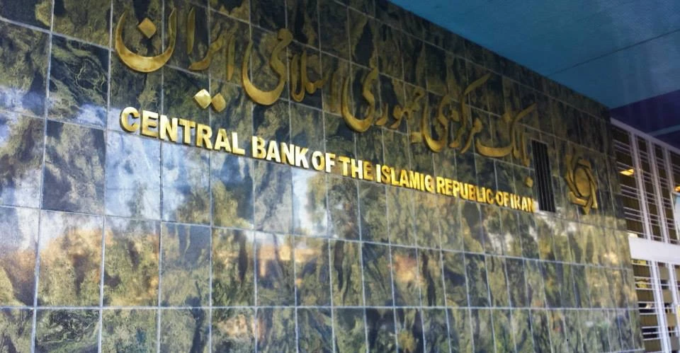 البنك المركزي الإيراني يؤكد استلامه إيرادات عبور السفن بـ"عملية نقدية"