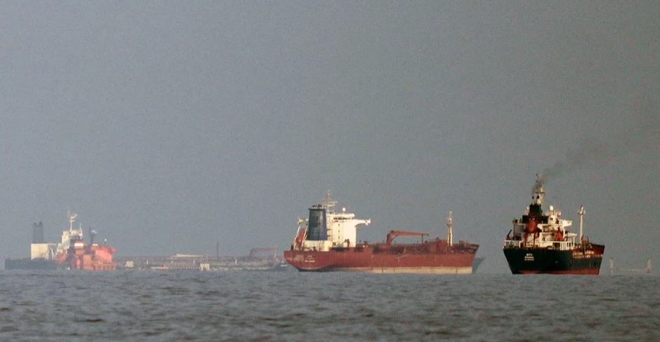 وسط تعثر المفاوضات.. إيران تستولي على سفينتين قرب هرمز