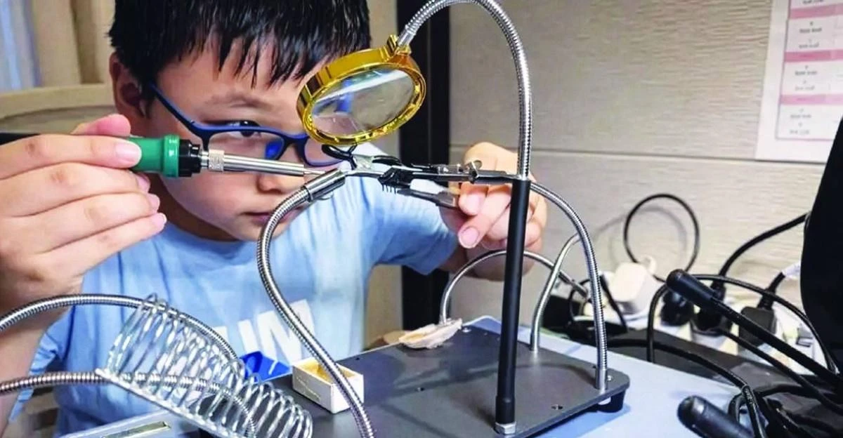 تلميذ صيني يصمم ويجمع محرك طائرة داخل منزله