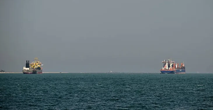 بلومبرغ: إيران تواصل تحميل النفط على الناقلات رغم الحصار الأميركي