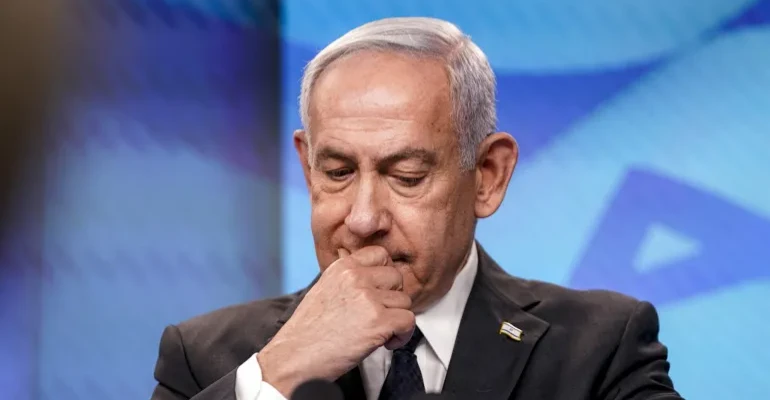 "معاريف": سياسات نتنياهو تدفع إسرائيل نحو انهيار داخلي خطير