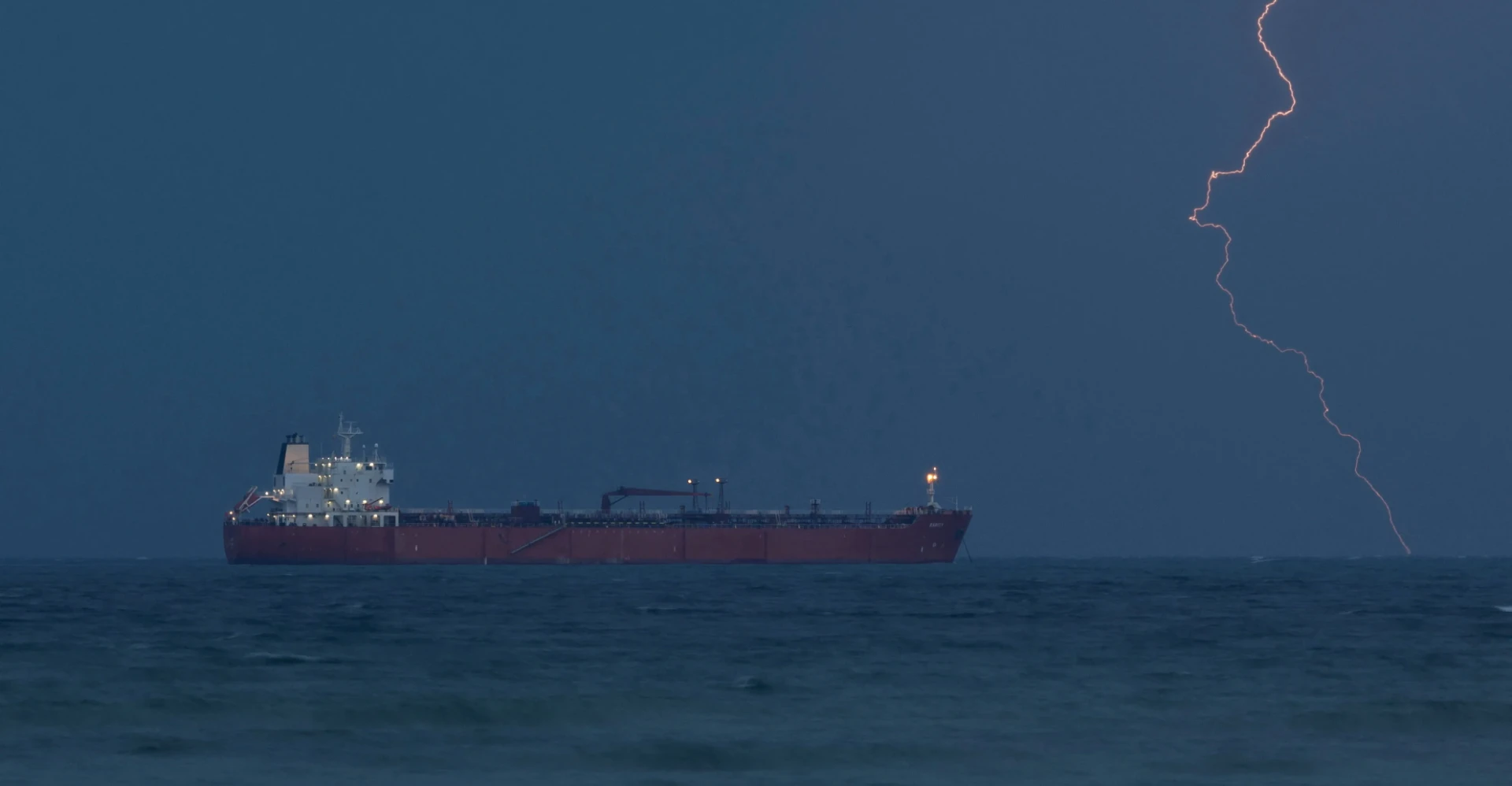 إيران تلجأ إلى التخزين العائم وسط ضغوط على صادرات النفط