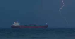 إيران تلجأ إلى التخزين العائم وسط ضغوط على صادرات النفط