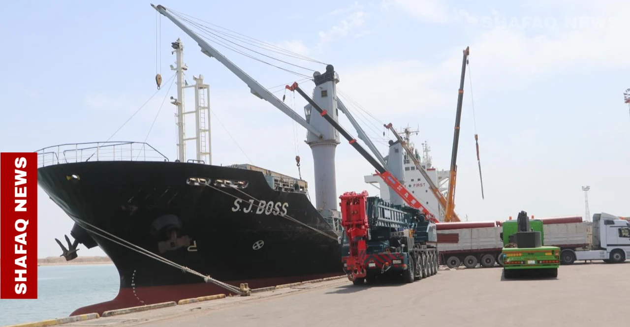 رغم اضطرابات هرمز.. 6 سفن تجارية ترسو في ميناء أم قصر الشمالي