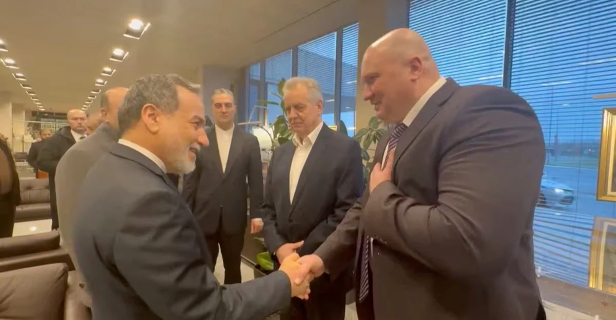 تحركات إيرانية نحو موسكو.. عراقجي يلتقي بوتين وترمب يلوح بـ"التفاوض"