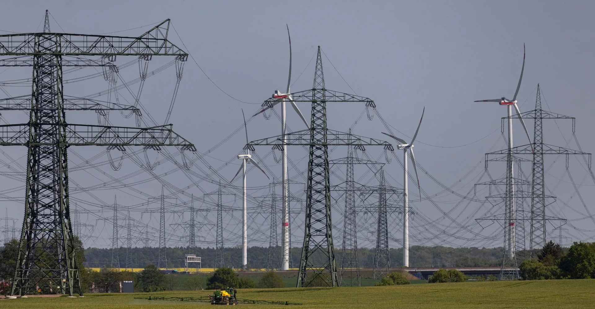 أزمة هرمز تربك كهرباء أوروبا.. والطاقة المتجددة تخفف الصدمة