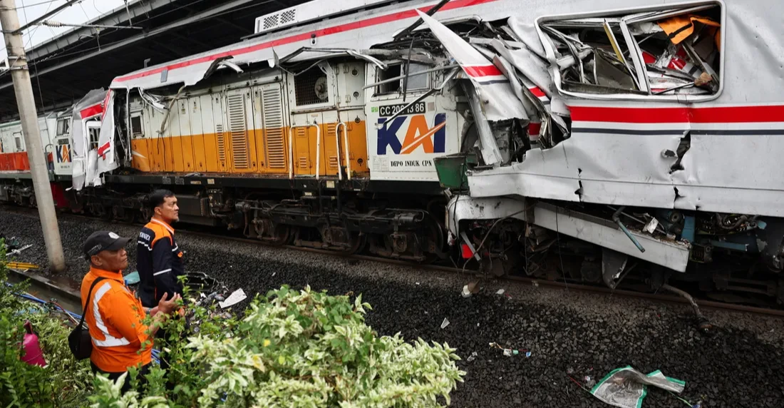 مقتل واصابة نحو 90 شخصاً بحادث تصادم قطارين في إندونيسيا