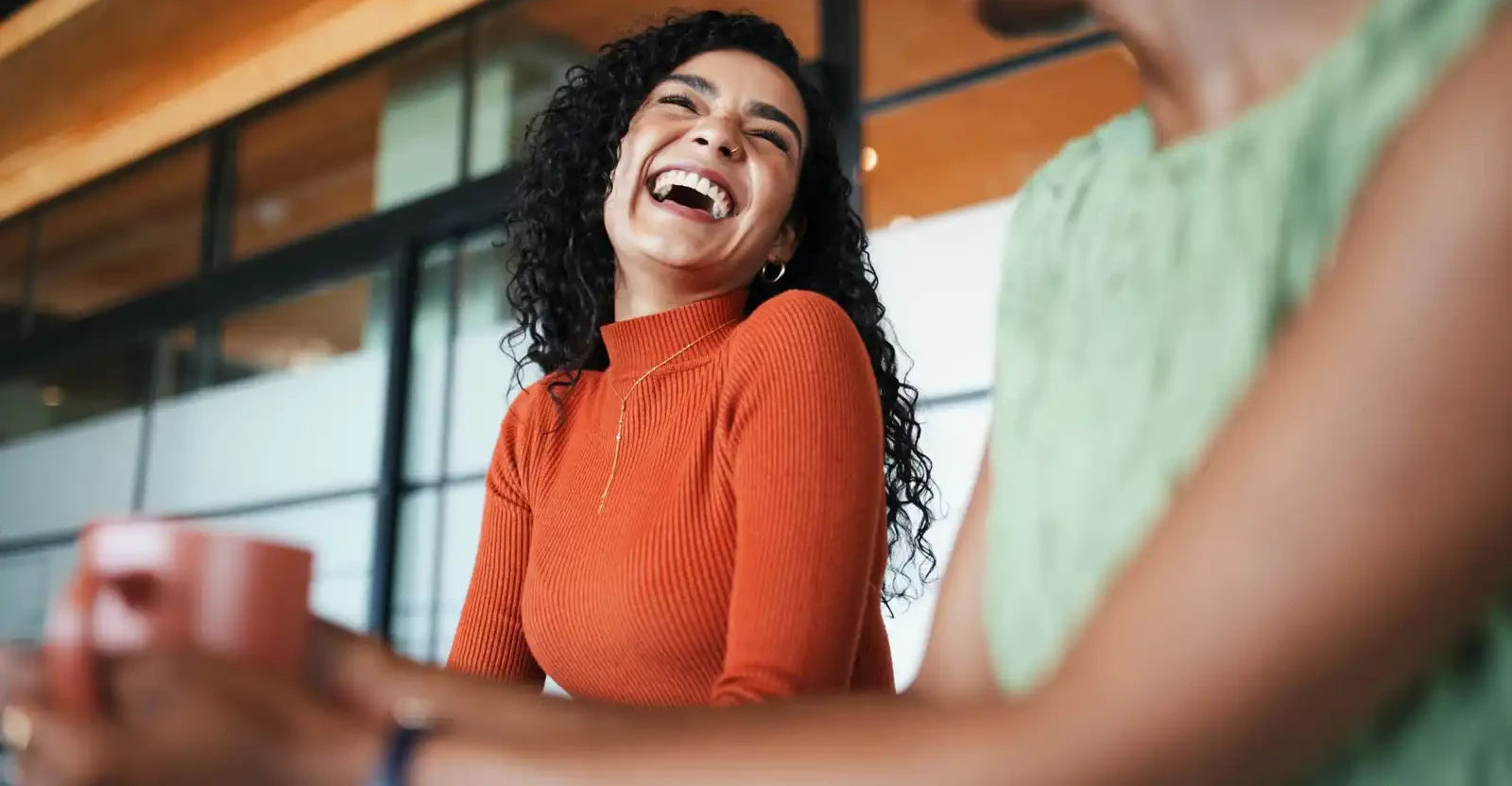 الضحك يعزز الهضم ويخفف أعراض القولون العصبي