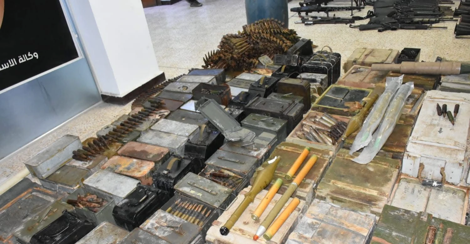 القوات الامنية تقتحم منزل "أبو درع" شرقي بغداد وتصادر اسلحة وذخائر