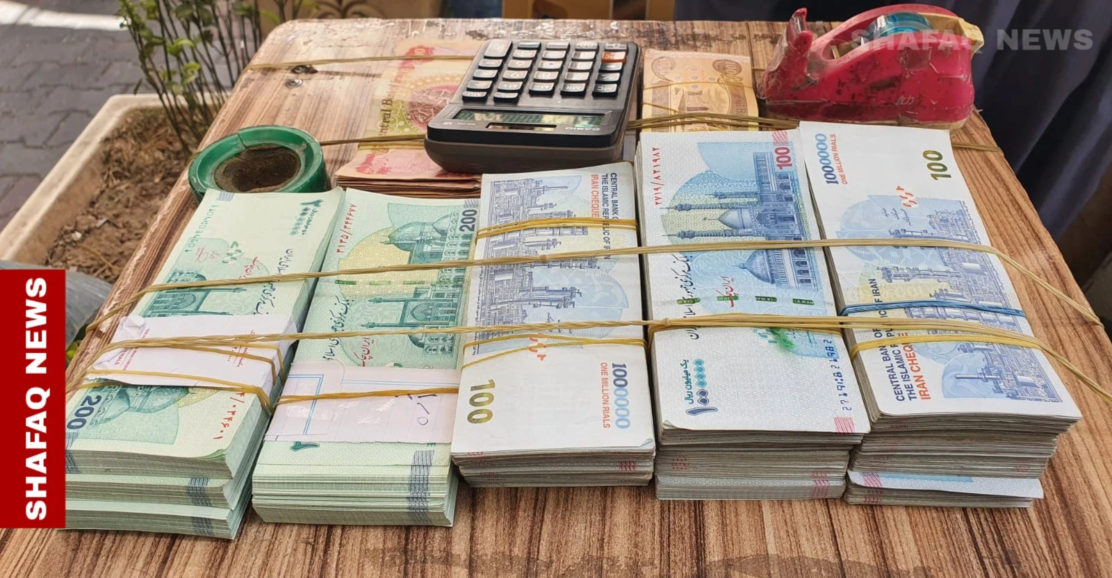 US dollar tops 180,000 toman in Iran