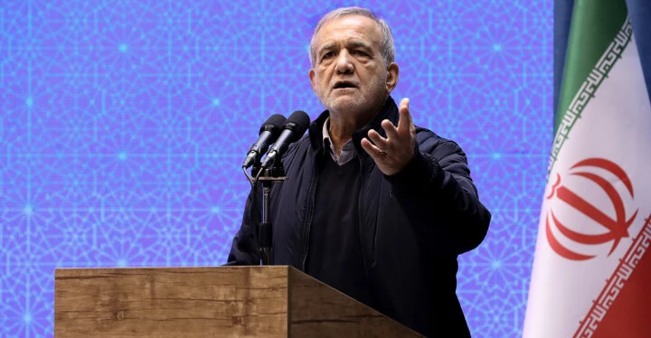 بزشكيان: المياه الإقليمية ليست مجالاً للإملاءات وأي حصار بحري على إيران محكوم بالفشل