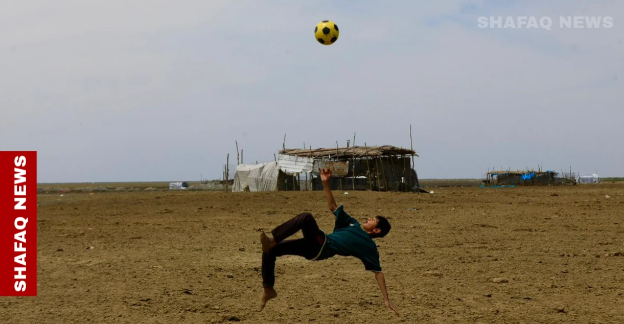 فرح بين الماء والطين.. كرة القدم تعود لأهوار الجبايش (صور)