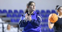 أول امرأة تقود فريق رجال في الدوري العراقي لكرة السلة