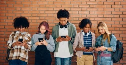 البشر يتحدثون أقل بـ120 ألف كلمة سنوياً بسبب الهواتف