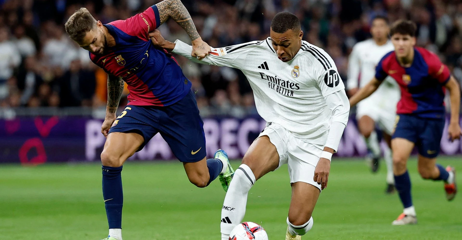 قبيل موقعة الكلاسيكو.. التوتر يتصاعد بين برشلونة وريال مدريد
