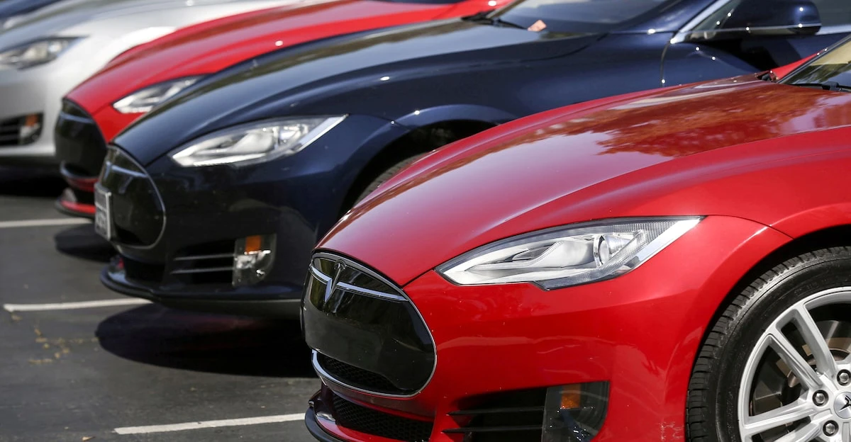 Tesla, fren diski çatlakları ve yazılım sorunları nedeniyle 200 binden fazla ara