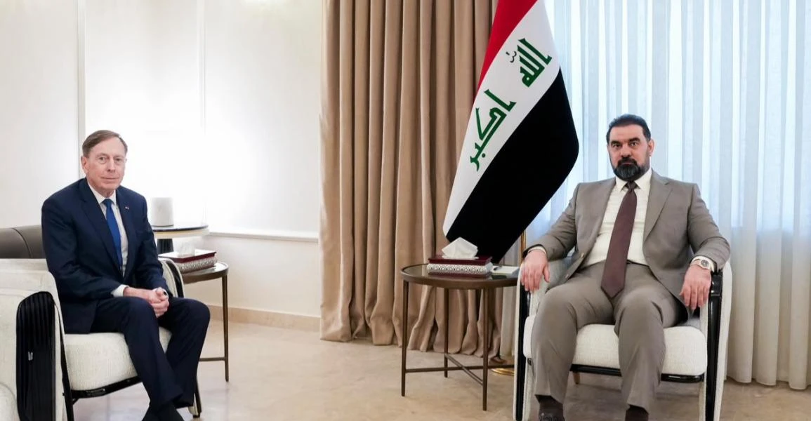 خاص.. واشنطن تنهي الجدل حول أسباب زيارة بترايوس للعراق