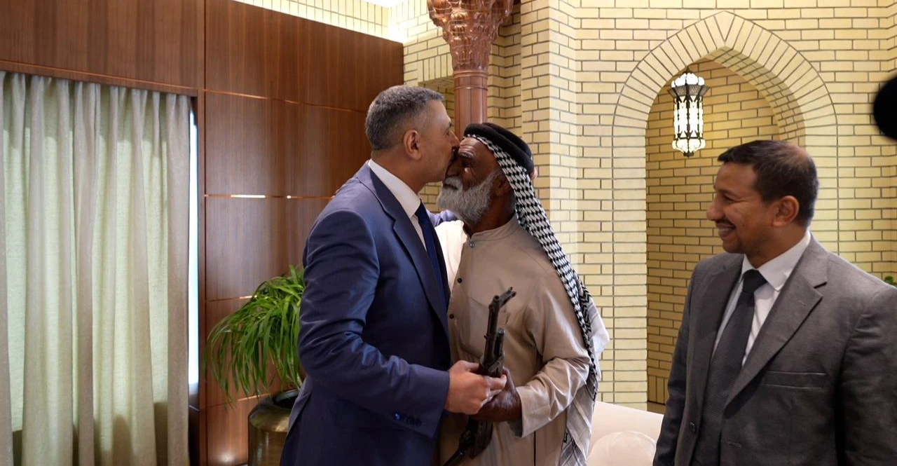 بعد موجة غضب.. العيداني يعيد "كلاشنيكوف" لراعي أغنام في البصرة