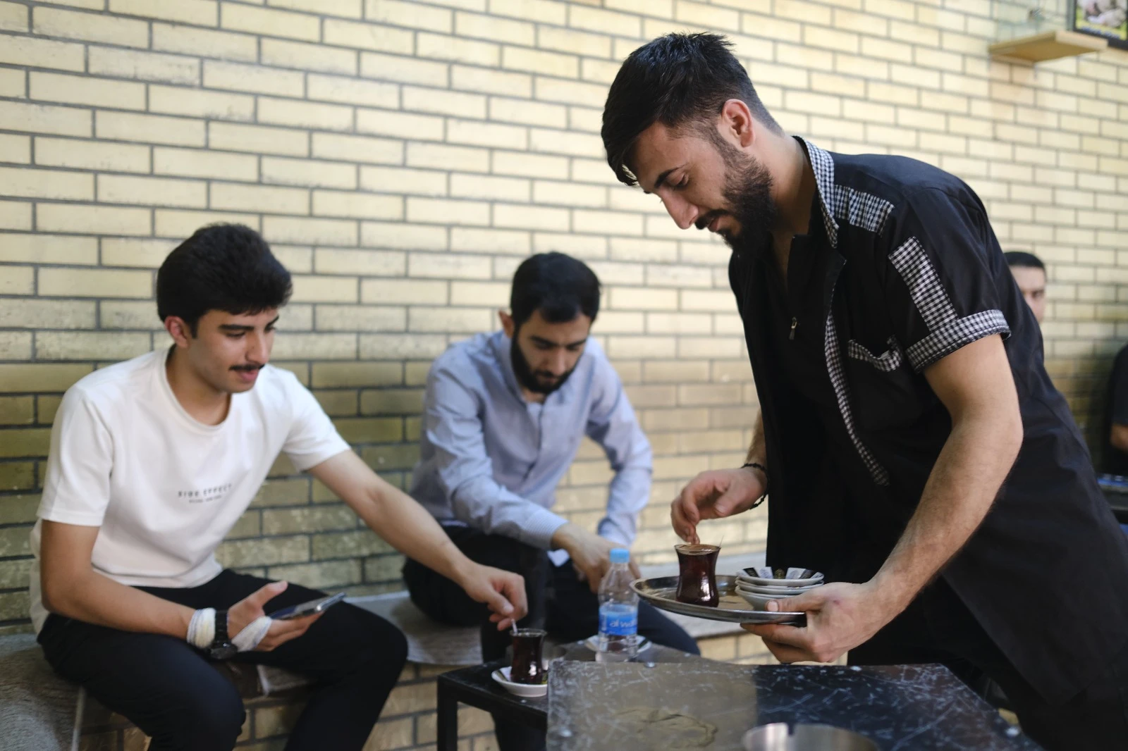 Tea remains Iraq’s daily ritual despite scorching heat