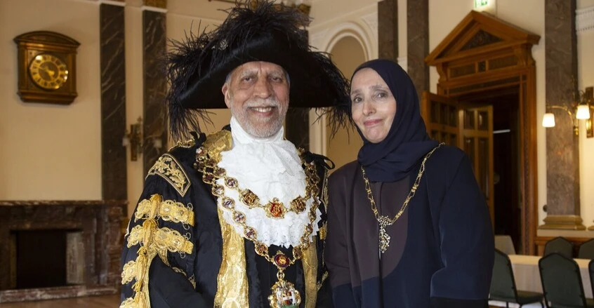 Birmingham'da ilk Müslüman belediye başkanı göreve başladı