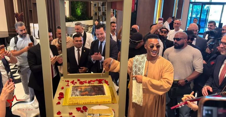بغداديون يفاجئون محمد رمضان بـ"كعكة ميلاده" خلال جولته في العراق