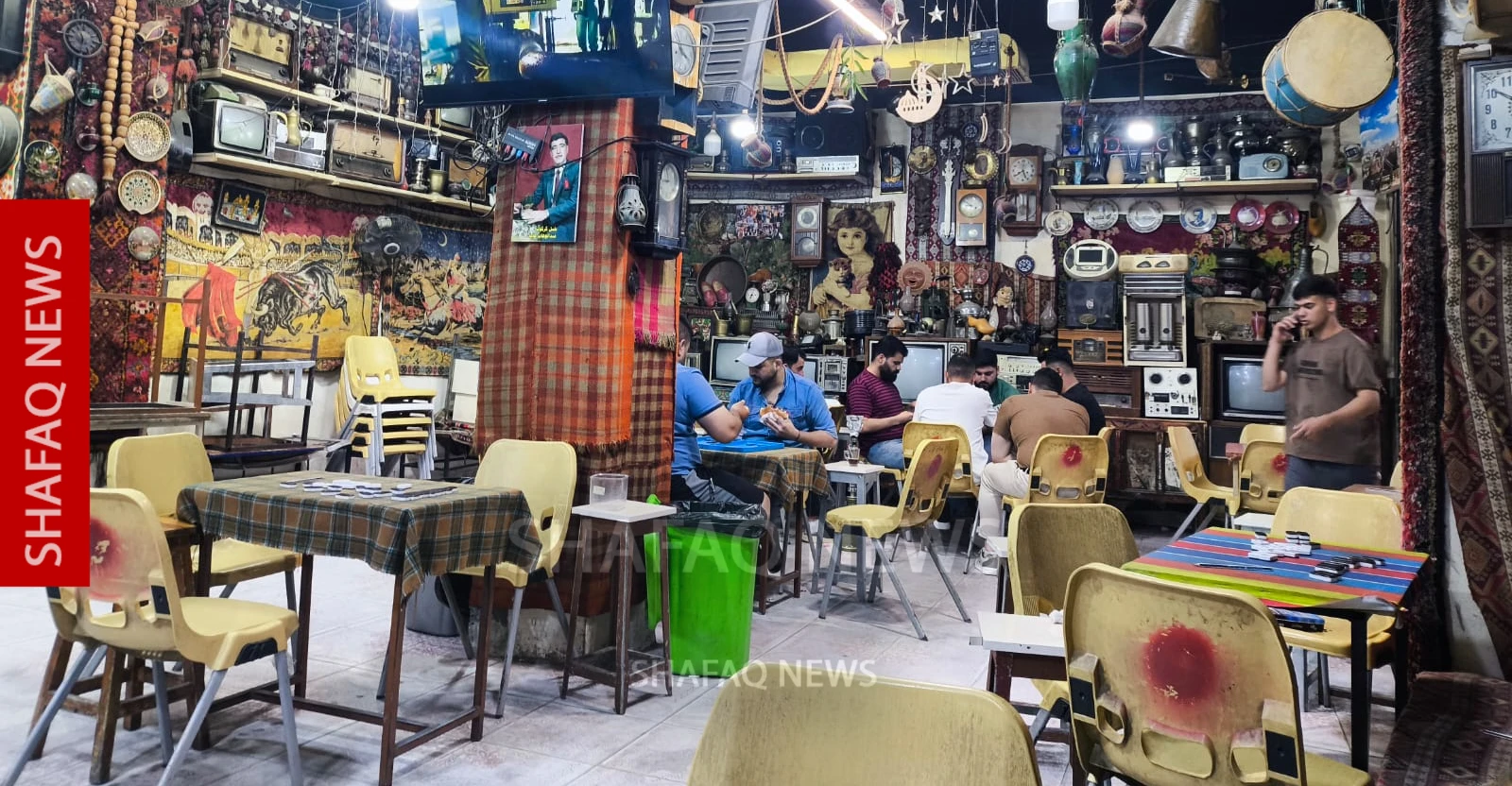 مزيج بين "الأنتيكات والشاي".. مقهى كركوكي يتحول إلى متحف للذكريات (صور)