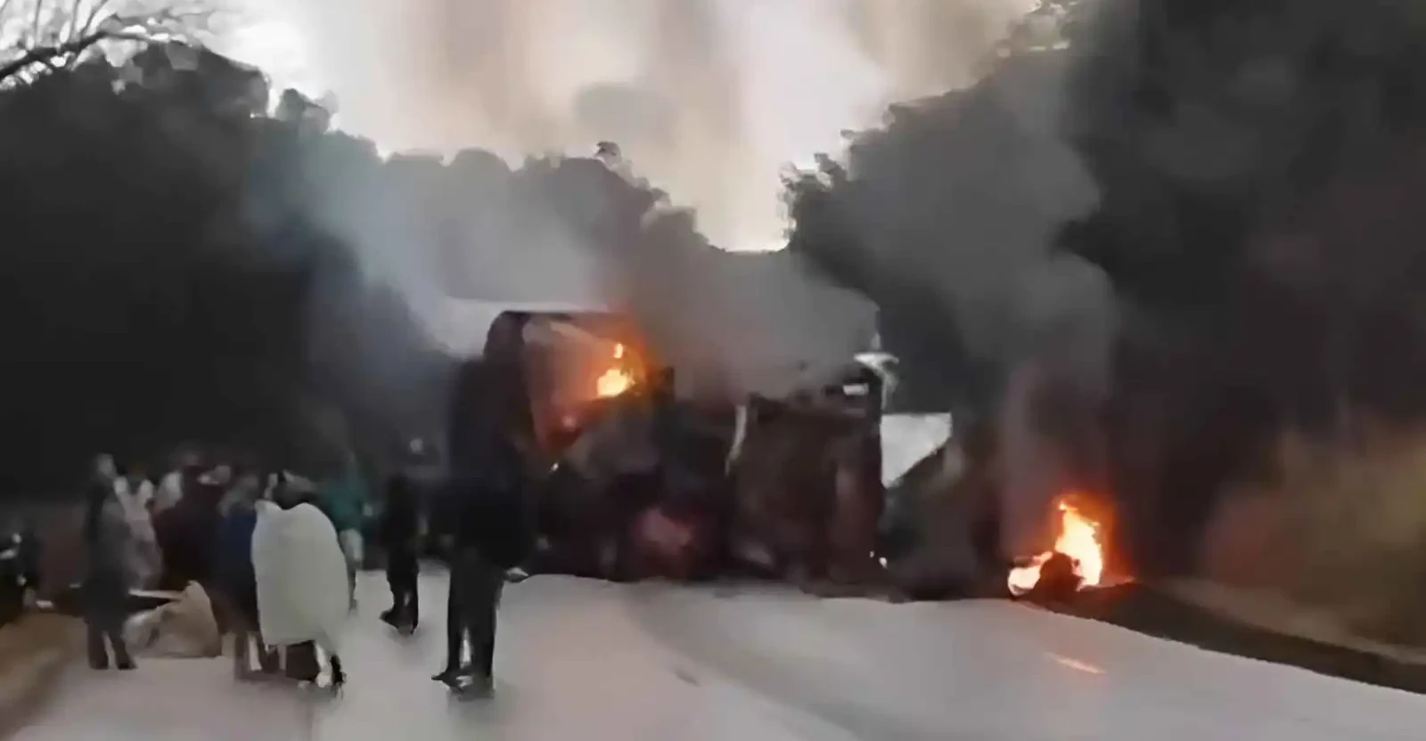 تصادم وانفجار.. حادث حافلة يوقع 8 ضحايا في البرازيل