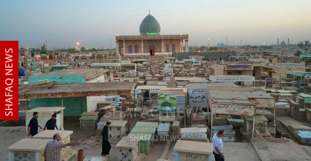 Families Gather at Najaf's Wadi-us-Salaam Cemetery for Eid Observances