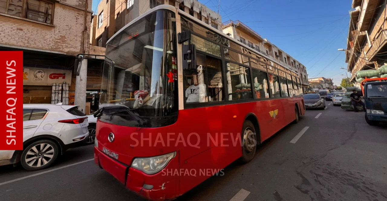 "الباص الأحمر".. ملاذ البغداديين من حرارة الصيف وارتفاع أجور النقل (صور)