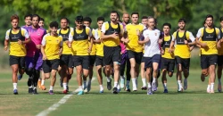 المنتخب العراقي يصل لاكورونيا الإسبانية ويسلم أرقام لاعبيه للجنة بطولة كأس العالم