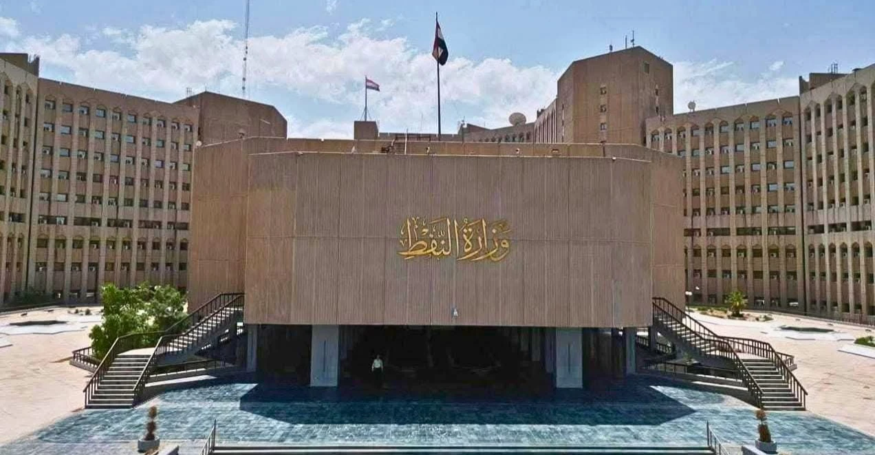 أزمة البنزين تطيح بمتحدث وزارة النفط