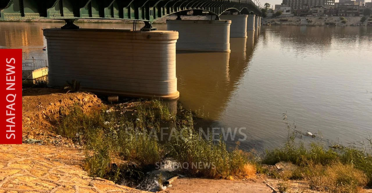 بغداد.. شفق نيوز توثق طرح "المجاري" مباشرة في نهر دجلة (صور)
