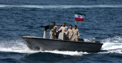 طهران تعلن استهداف سفينة عسكرية أميركية في خليج عُمان وواشنطن تنفي