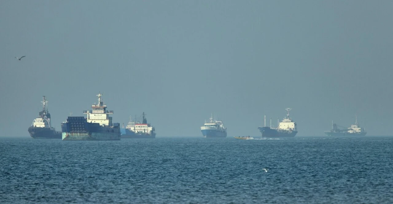 Iran's Army Fires Warning Missiles at Two U.S. Destroyers in Sea of Oman