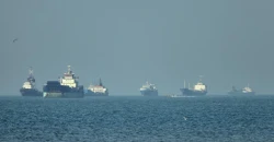 US destroyers withdrew after Iranian warning strike