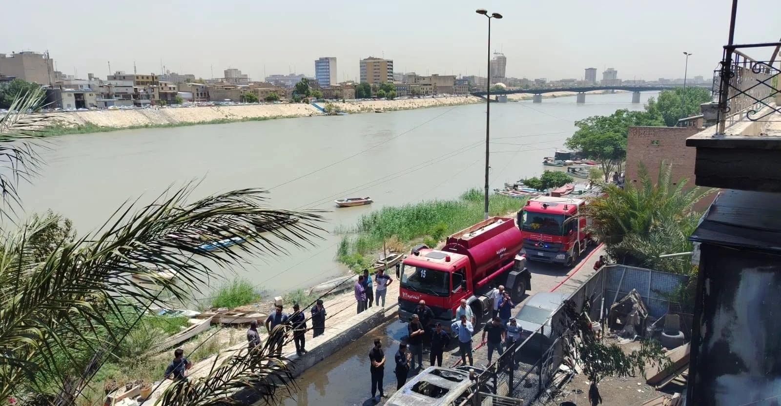 بالزوارق المائية.. الدفاع المدني ينقذ عائلة من 11 فرداً حاصر