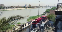 بالزوارق المائية.. الدفاع المدني ينقذ عائلة من 11 فرداً حاصرتهم النيران ببغداد