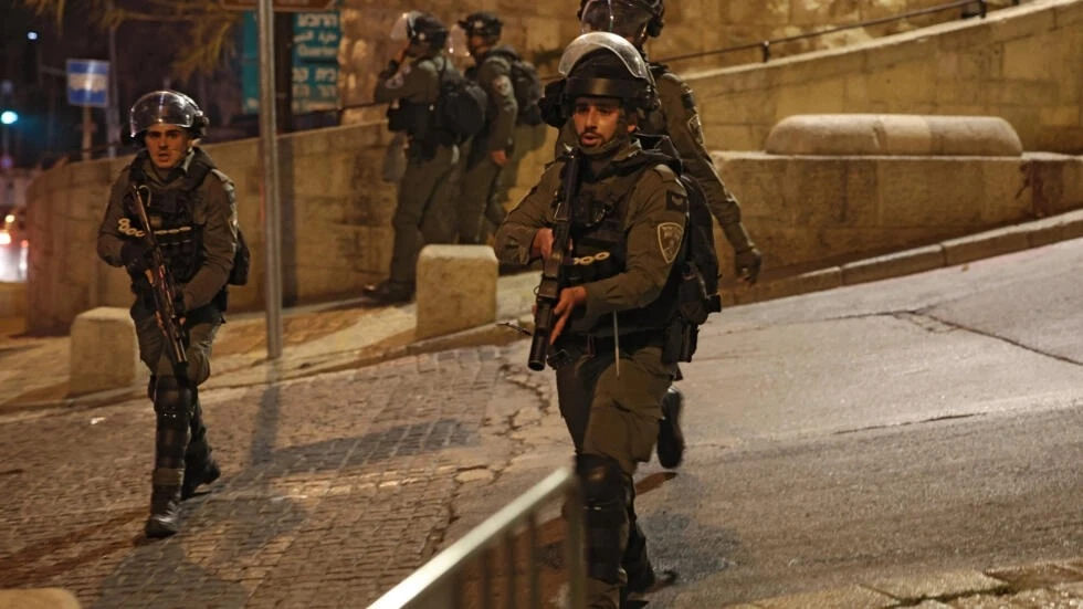 6+ Israeli casualties in shooting near West Bank