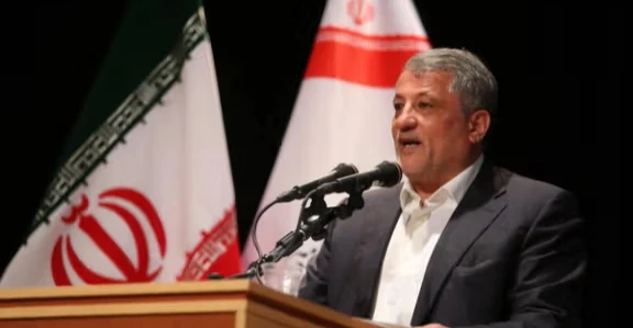 سياسي إيراني بارز يدعو طهران إلى إخراج "الثور الغاضب" من غرف