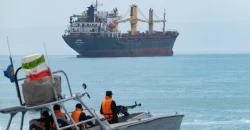 إعلام إيراني يتحدث عن اشتباكات مع البحرية الأميركية وانفجارات في مواقع جديدة