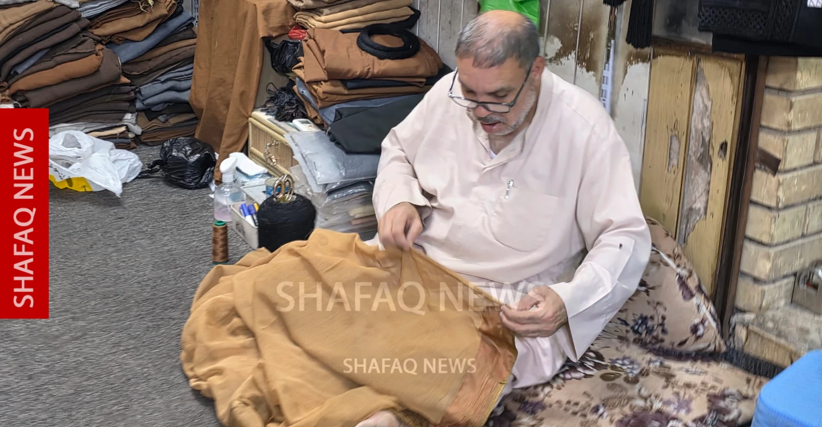 Najaf's traditional 'Abā' cloak craft survives in old city's narrow alleys