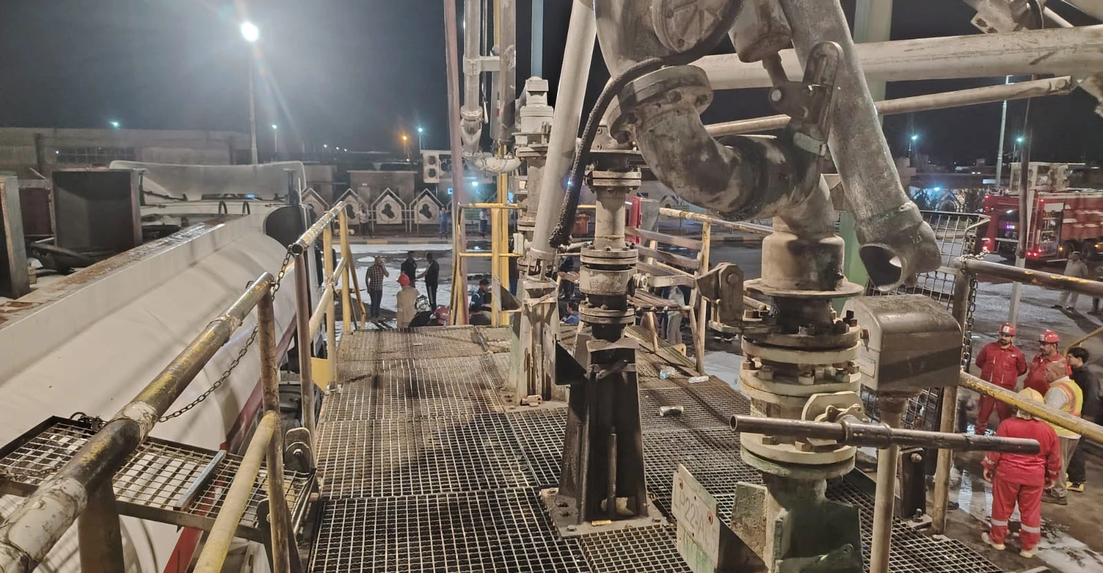 اندلاع حريق في مصفى نفطي جنوب العراق.. فيديو