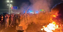 احتجاجاً على تردي الكهرباء.. متظاهرون يقطعون طريق الديوانية – النجف