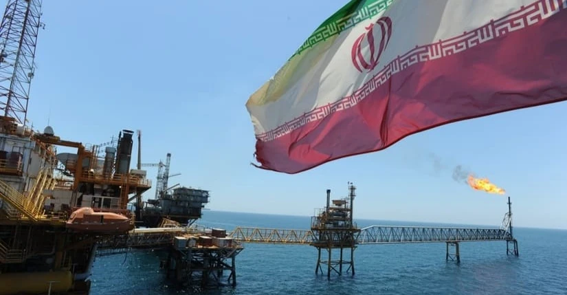 صحيفة أميركية: واشنطن تسمح لطهران ببيع النفط فوراً بموجب الاتفاق