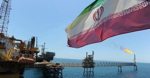 بلومبرغ: الخزانة الأميركية ستصدر إعفاءات للنفط والبتروكيماويات الإيرانية فور توقيع الاتفاق